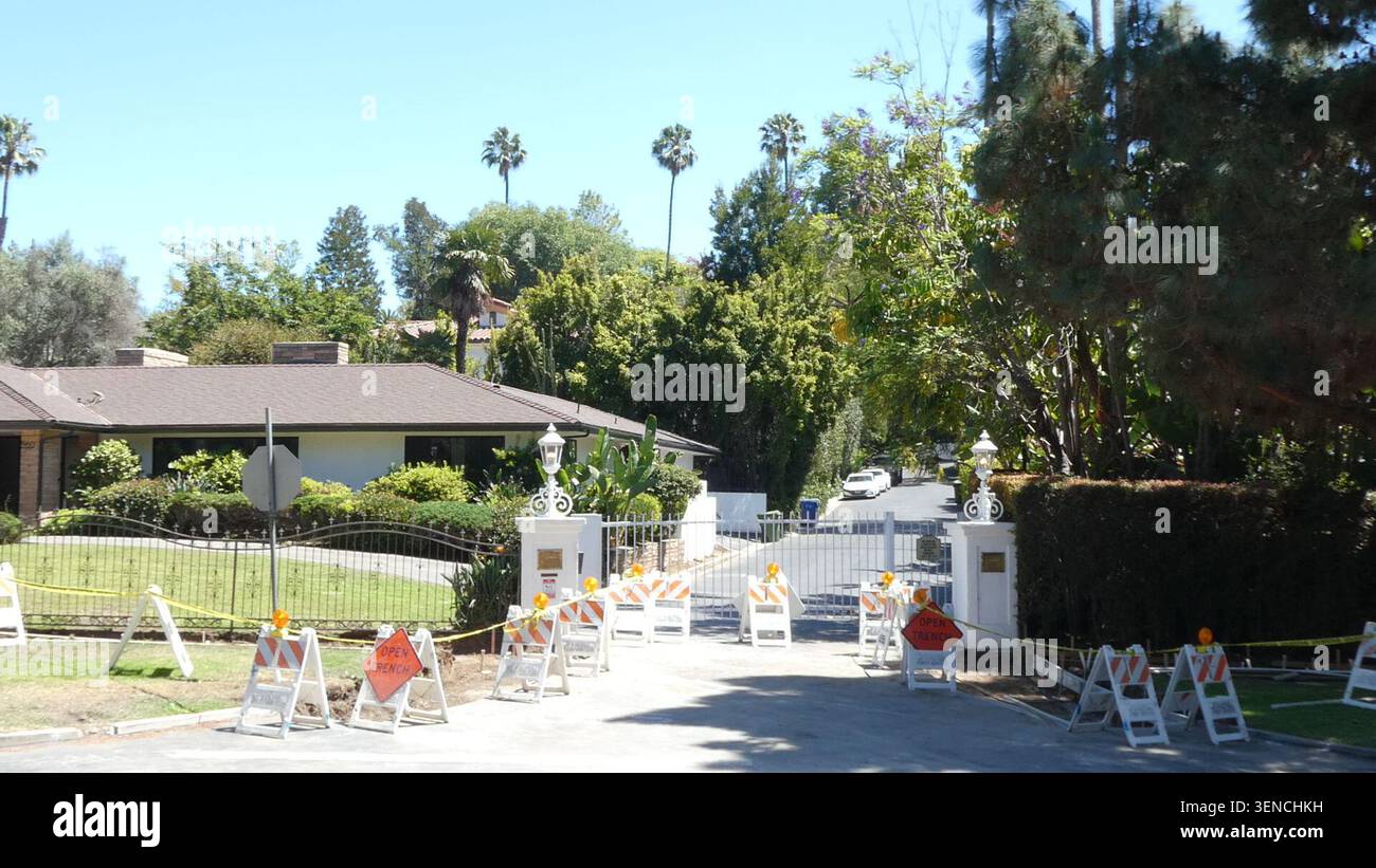 Los Angeles, Californie, USA 10 juin 2026 de mille Drive et Laughlin Park Estates Entrance, où Angelina jolie possède l'ancienne maison du réalisateur Cecil B. DeMille, vient d'être mis en vente et comprend les anciennes résidences de Charlie Chaplin, WC Fields, Carole Lombard, Jack Dempsey, Natalie Portman, Kristen Stewart, Brie Larson, Adam Levine, Lauren Graham, Ellen Pompeo, Casey Affleck, Matt Damon, Ashley Benson, Vince Vaughn, Toni Collette, Lily Tomlin, Kristen Bell, Dax Shepard et will.i.am sur de mille Drive et Los Feliz Blvd le 10 juin 2026 à Los Angeles, Californie, États-Unis. Photo de Barry King/Alam Banque D'Images