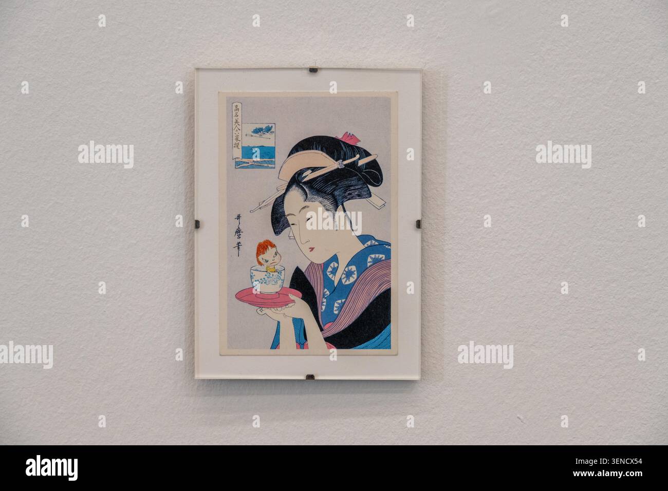 Baden Baden, Allemagne - 8 février 25 : photographie d'une estampe japonaise encadrée représentant une femme en kimono tenant un plateau, exposée au Musée Banque D'Images