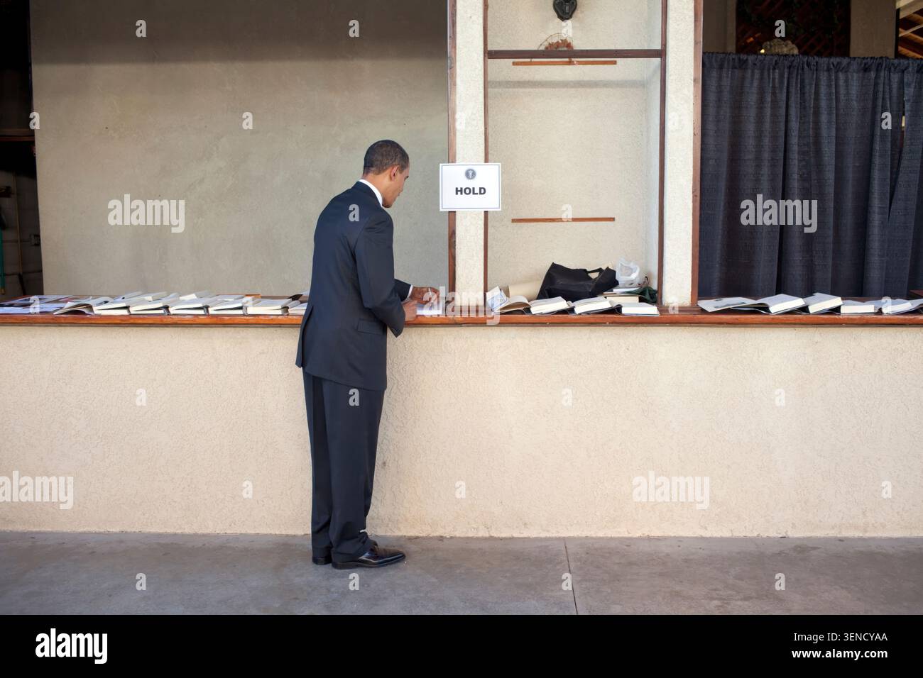 Le président Barack Obama signe des livres à l'Hôtel de ville de Costa Mesa. OC Fair & Event Center à Costa Mesa, Californie 3/18/09.. Photo Officiel de la Maison Blanche par Pete Souza Banque D'Images