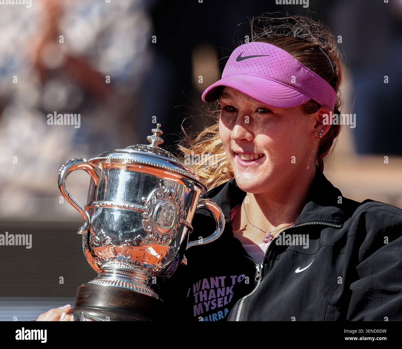 La championne du Grand Chelem Mirra Andreeva tenant le trophée après avoir remporté l'Open de France 2026, Roland Garros, Paris, France. Banque D'Images