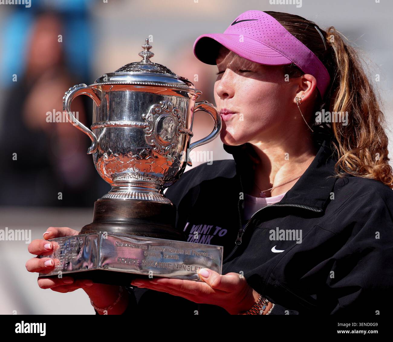 La championne du Grand Chelem Mirra Andreeva embrasse le trophée après avoir remporté l'Open de France 2026, Roland Garros, Paris, France. Banque D'Images