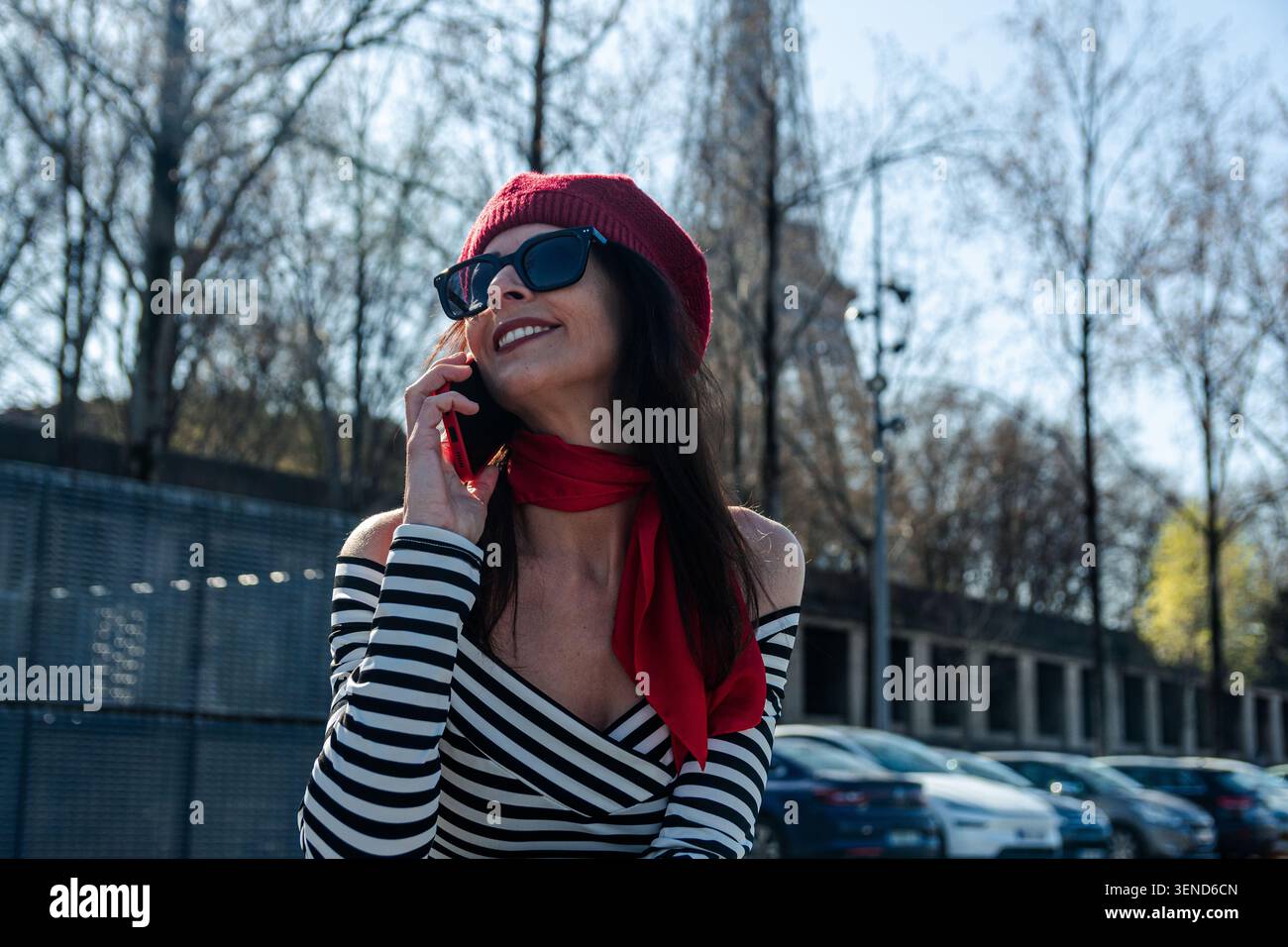 Femme voyageant seul faisant un appel téléphonique à paris Banque D'Images