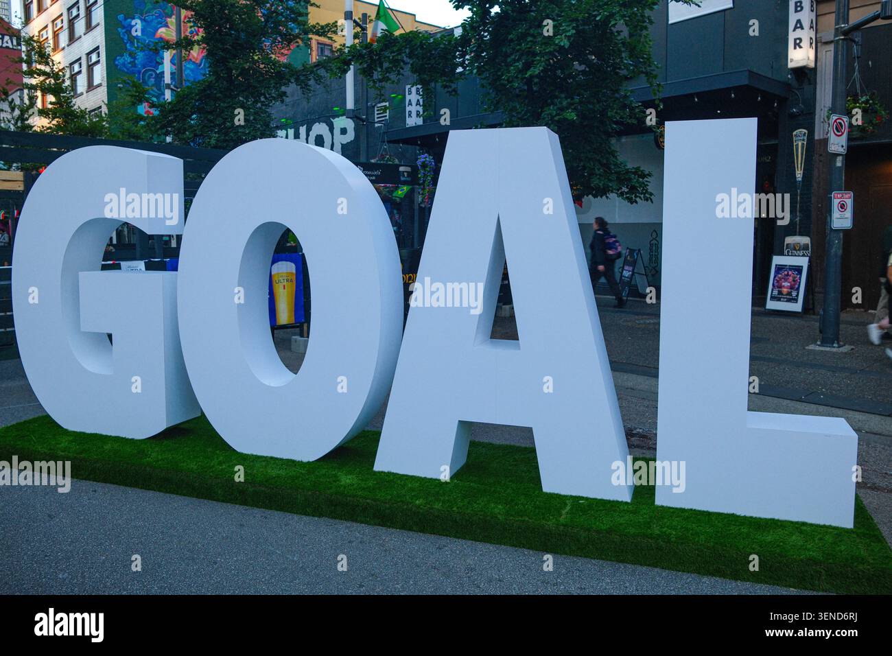 Une exposition « Goal » sur Granville Street pendant la Coupe du monde FIFA 2026 à Vancouver, en Colombie-Britannique. Banque D'Images