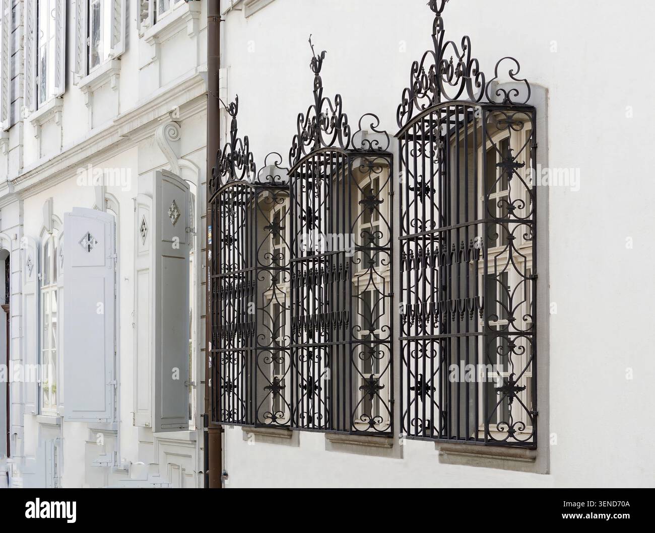 Grilles de fenêtre en fer forgé ornées sur la façade du bâtiment blanc historique Banque D'Images