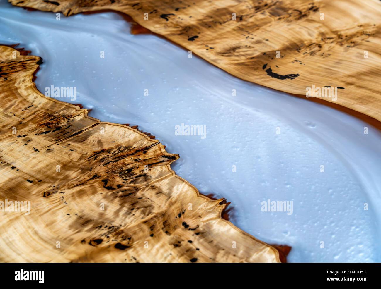Bois de ronce naturelle et composition de résine bleue fluide, surface de table de rivière élégante avec grain organique et artisanat Banque D'Images