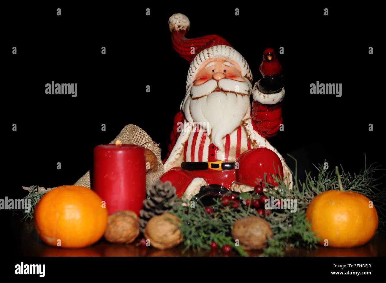 Décoration festive du Père Noël sur une table brune rustique, capturant l'esprit de Noël Banque D'Images