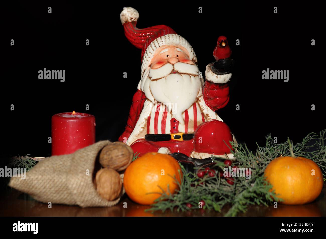 Décoration festive du Père Noël sur une table brune rustique, capturant l'esprit de Noël Banque D'Images