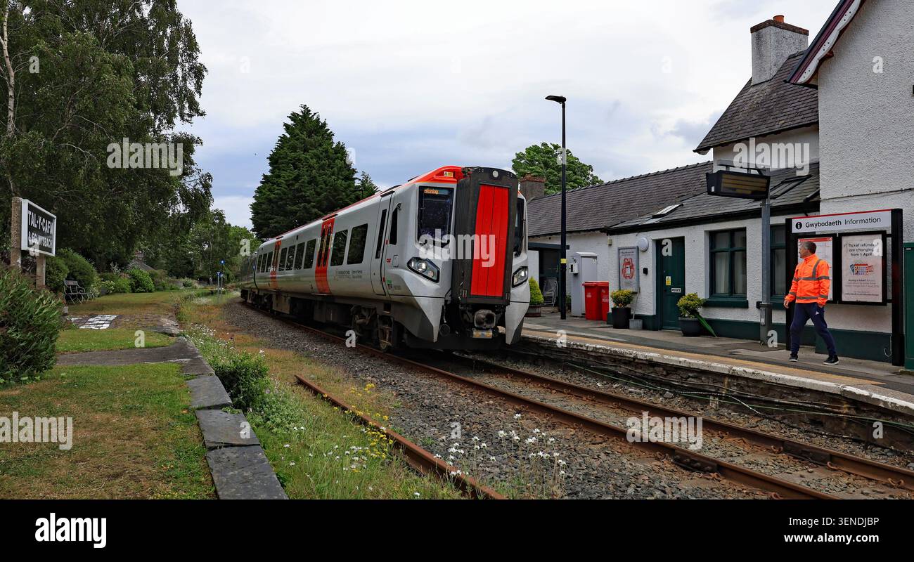 A transport for Wales, TFW, train passe par Tal-y - Cafn Station sur le chemin de fer rural dans la vallée de la rivière Conway dans le nord du pays de Galles. Banque D'Images