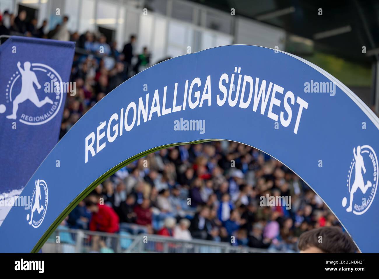 Arche d'entrée avec le nom et le logo Regionalliga Südwest devant un stand emballé Banque D'Images