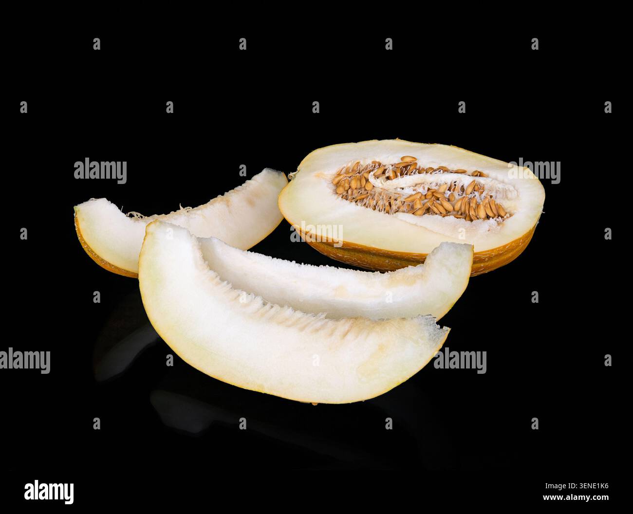 Cucumis melo de melon mûr tranché avec des graines visibles et des quartiers juteux, fruits sucrés biologiques frais avec reflet sur une surface noire brillante, stuc premium Banque D'Images