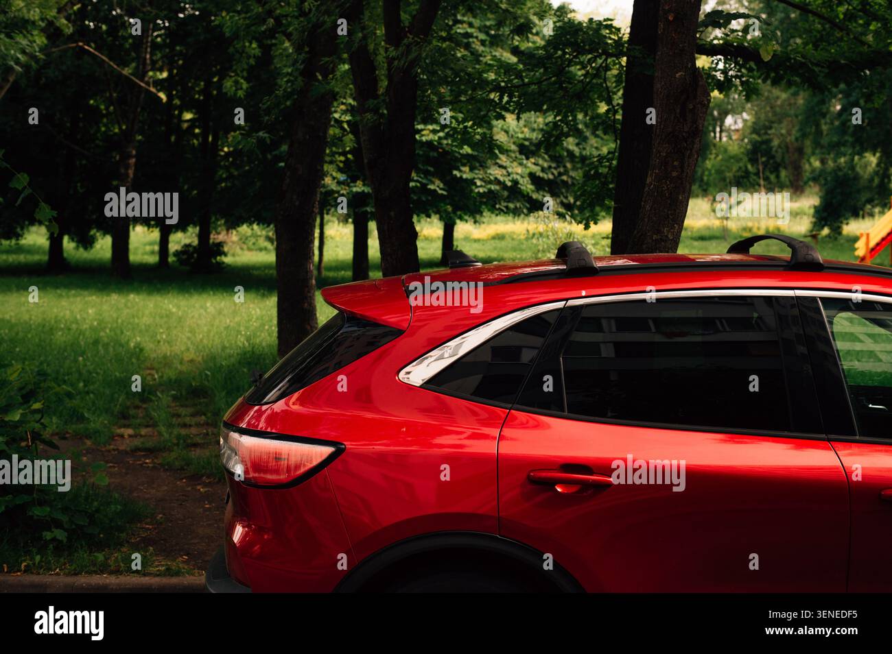 Le côté d'une voiture rouge Banque D'Images