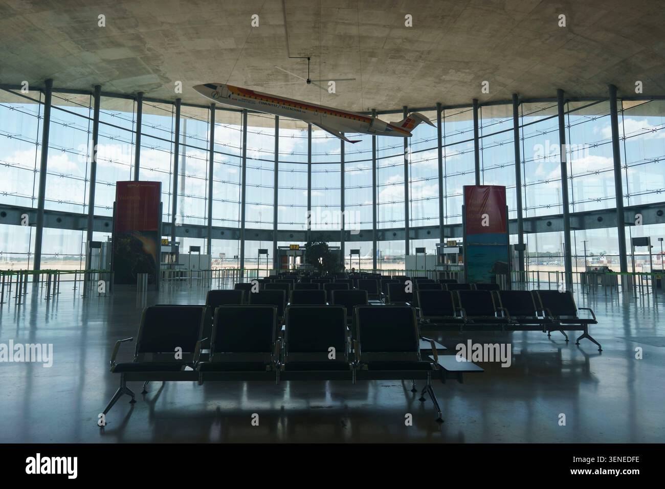 Intérieur spacieux du terminal moderne de l'aéroport de Valence en Espagne avec un modèle suspendu d'avion et une grande façade vitrée Banque D'Images