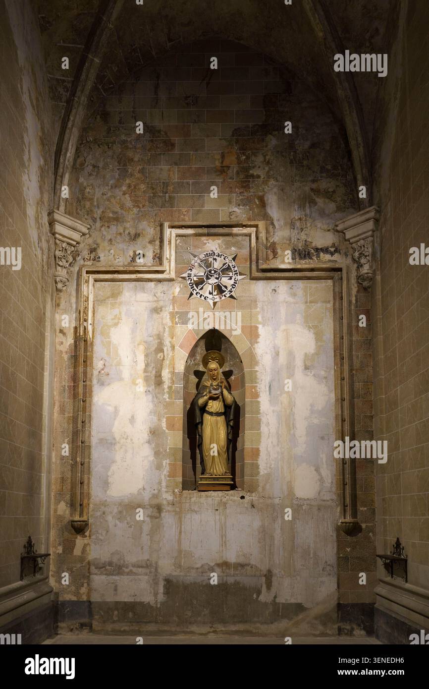 Statue dans une niche en pierre dans la Basilique historique de Sant Vicent Ferrer à Valence, Espagne Banque D'Images