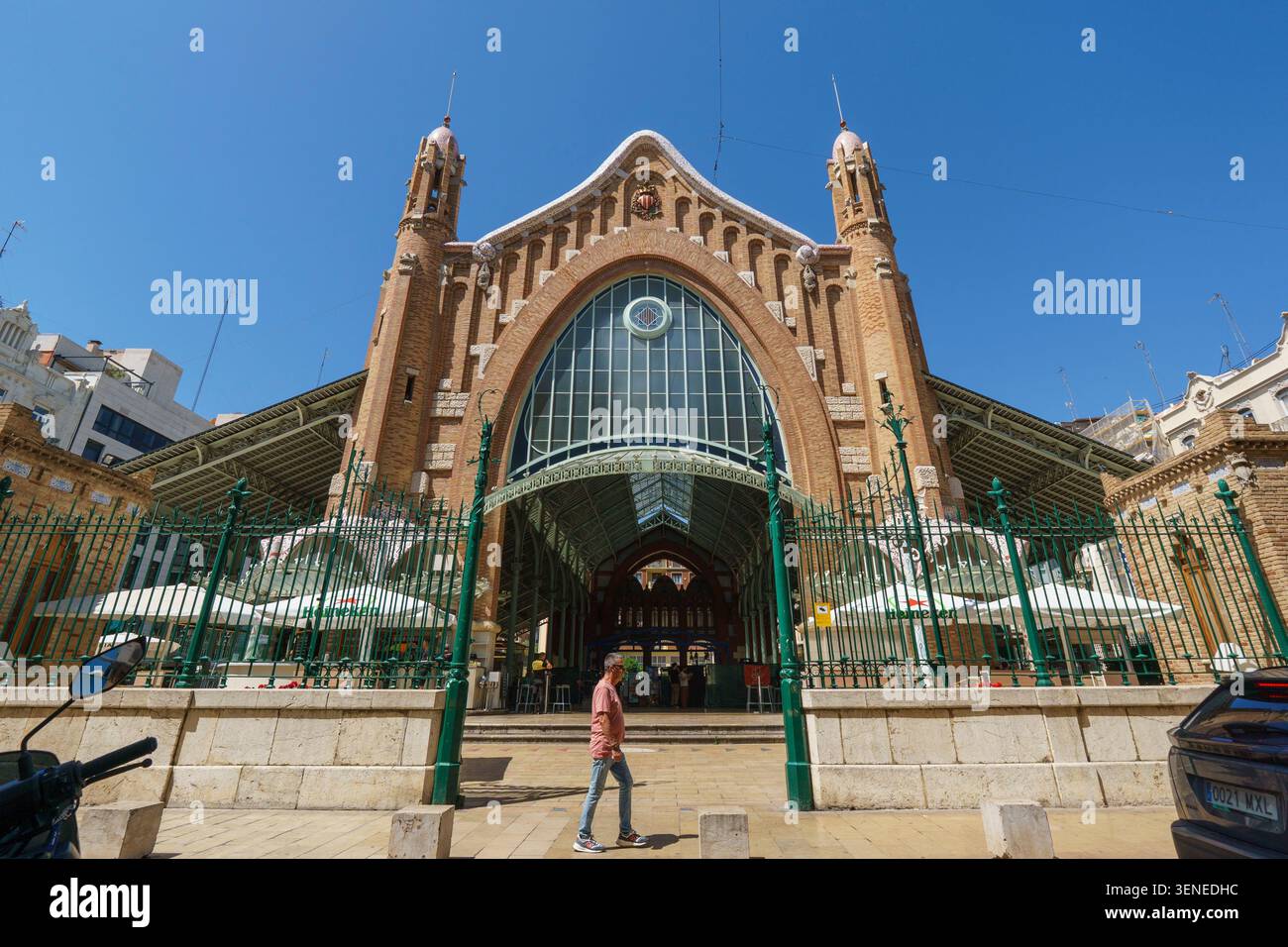 La façade Art Nouveau de l'historique marché Colon sous un ciel bleu clair à Valence Espagne Banque D'Images