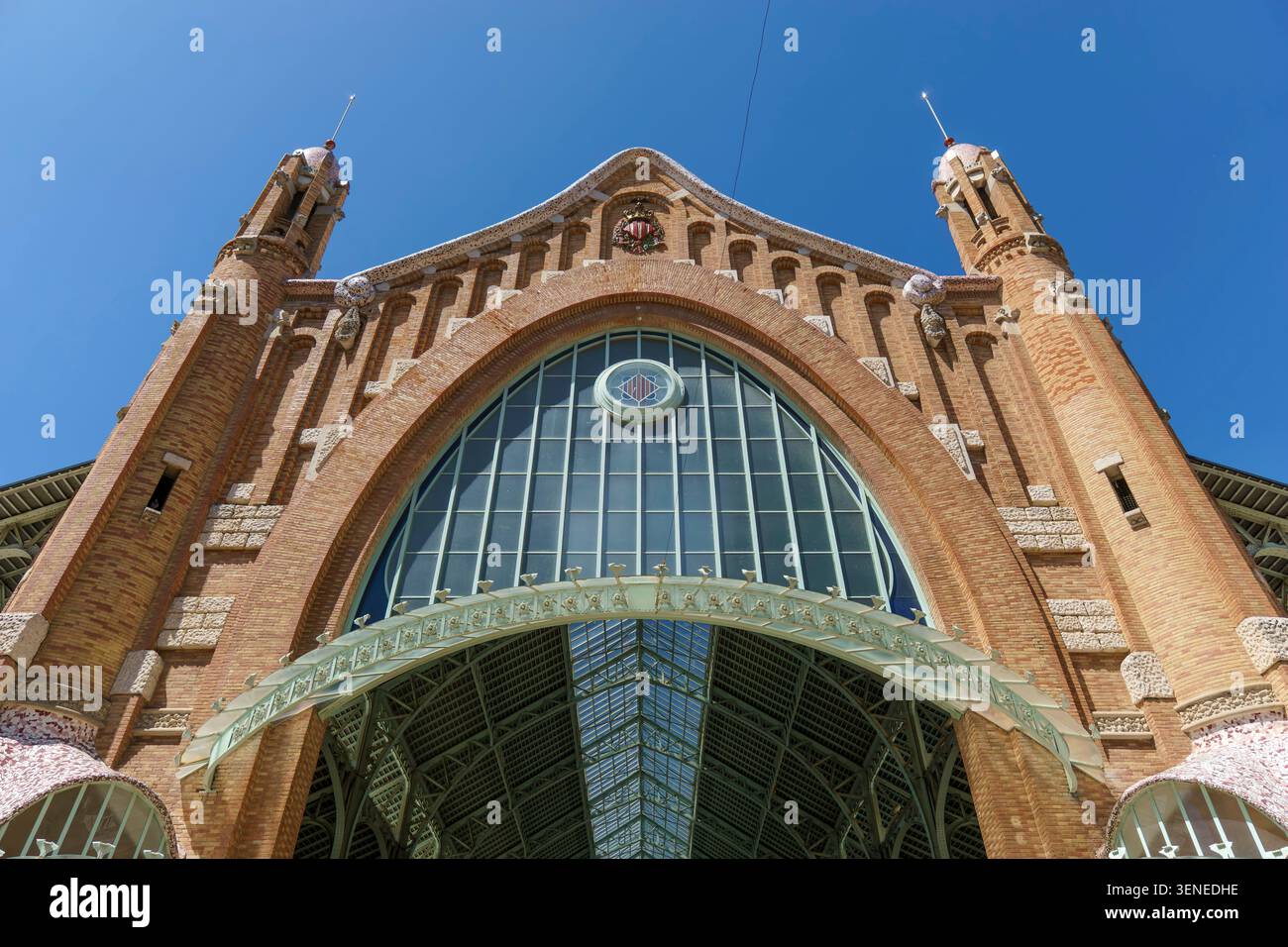 Façade de l'historique Mercado de Colon à Valence Espagne, montrant son architecture moderniste sous un ciel bleu clair Banque D'Images