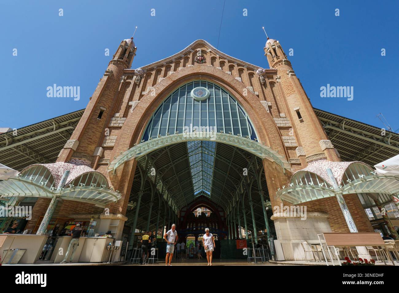 Vue en bas angle de l'historique Mercado de Colon à Valence, Espagne contre un ciel bleu clair Banque D'Images
