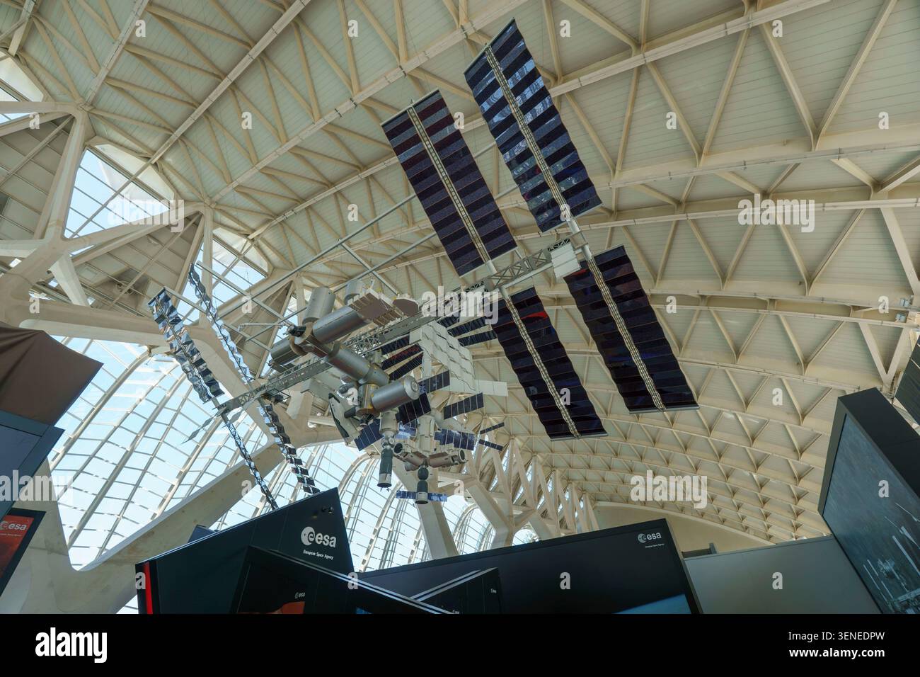 Vue en angle bas d'un modèle de station spatiale suspendu au plafond à l'intérieur du Musée des Sciences Prince Philip à Valence, Espagne, Europe Banque D'Images