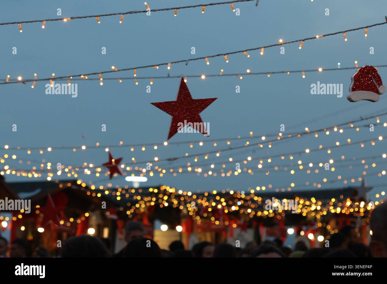 lumières de noël dans un marché de charistmas avec des gens flous Banque D'Images