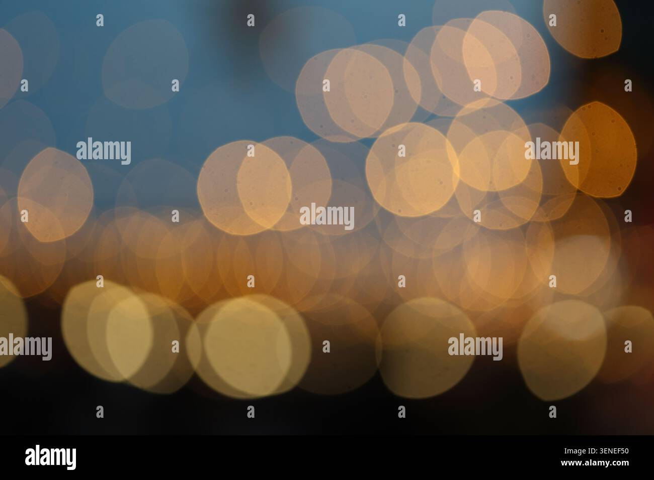 Sapin de Noël illuminé flou ou flou qui brille la nuit Banque D'Images