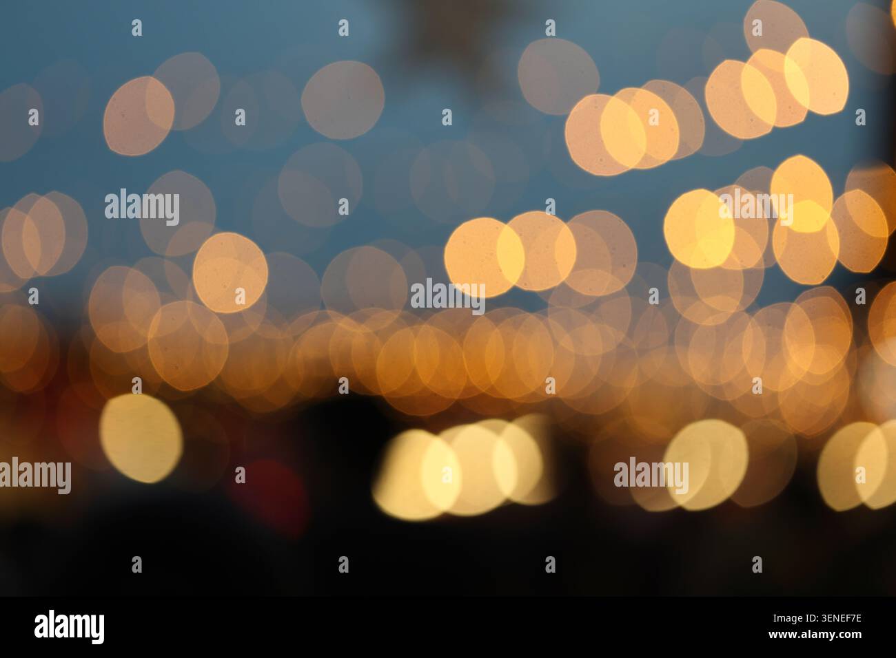 Sapin de Noël illuminé flou ou flou qui brille la nuit Banque D'Images