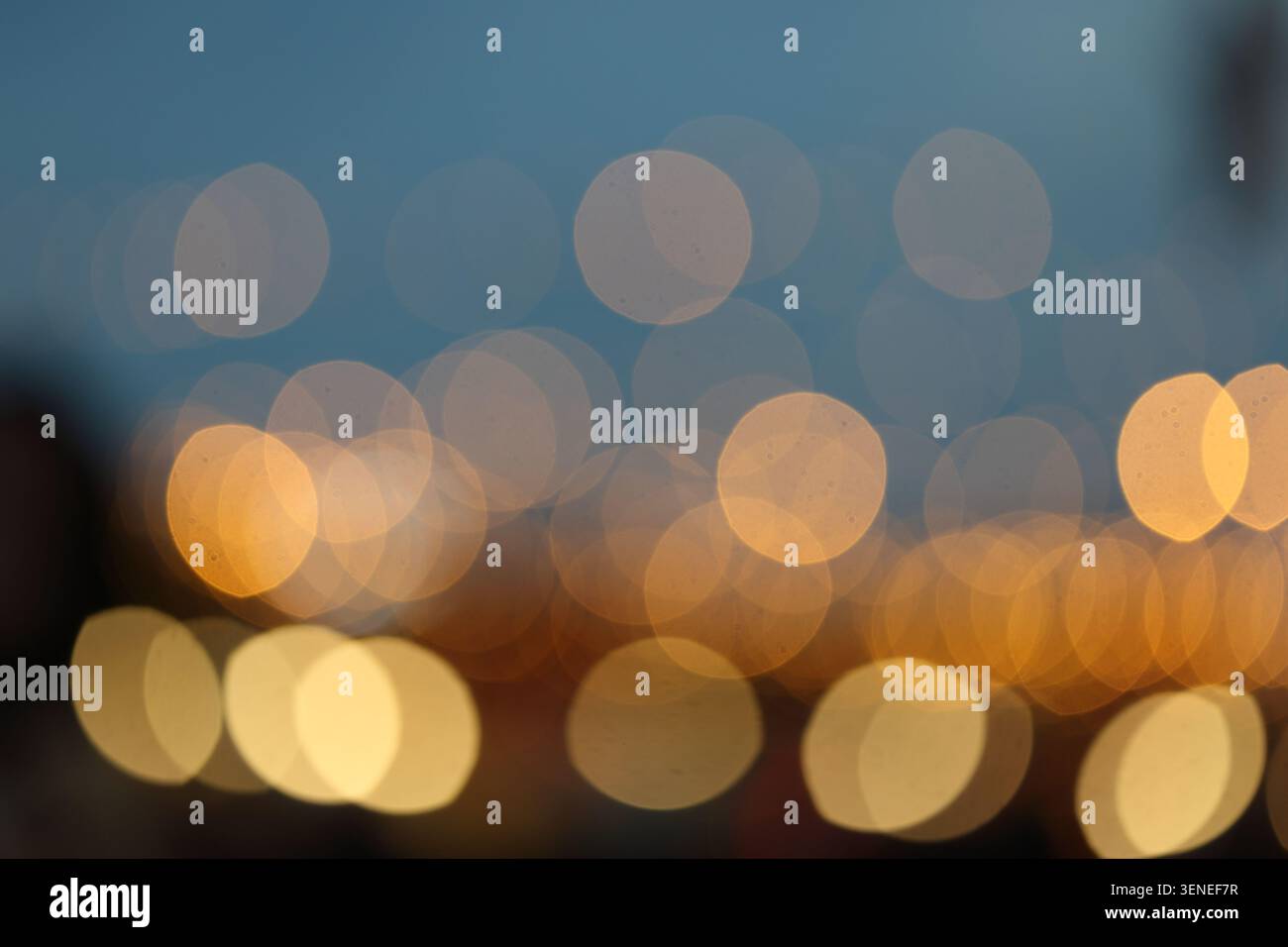 Sapin de Noël illuminé flou ou flou qui brille la nuit Banque D'Images