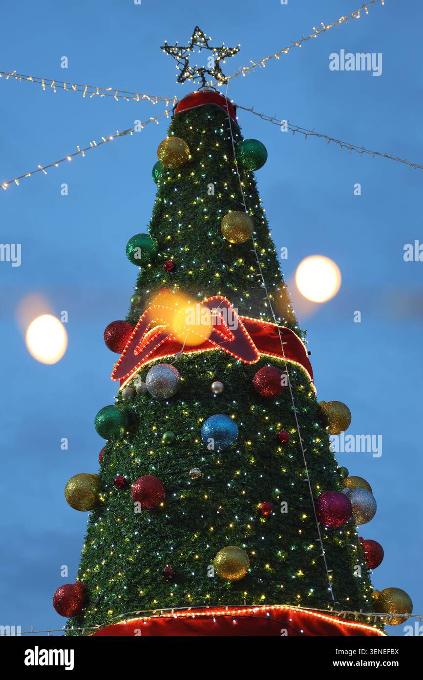 décoration d'arbre de noël sur la place de la ville Banque D'Images