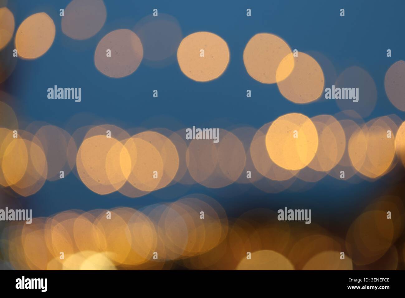 Sapin de Noël illuminé flou ou flou qui brille la nuit Banque D'Images