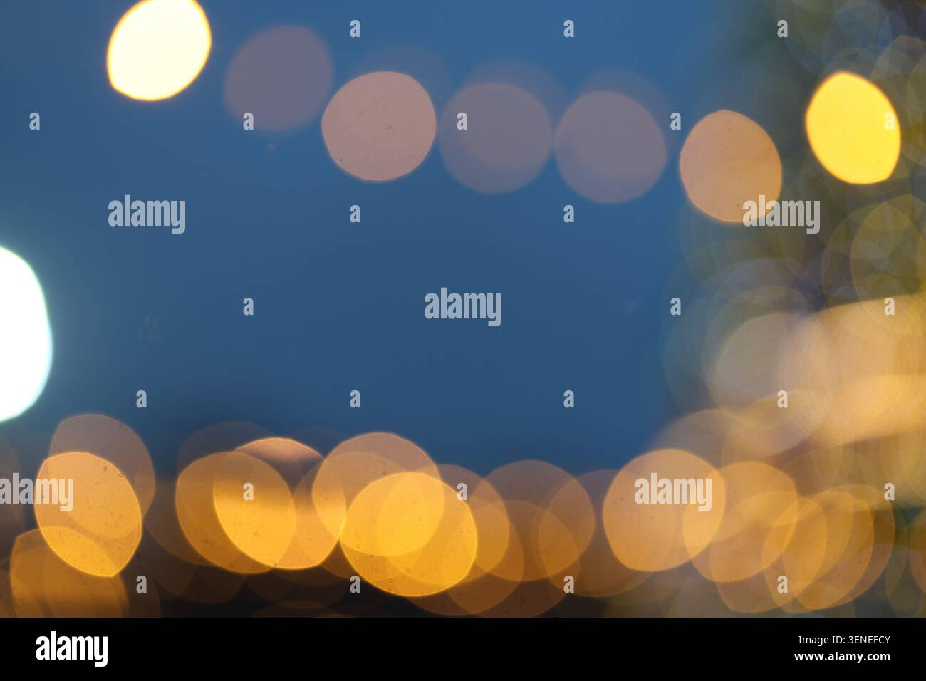 Sapin de Noël illuminé flou ou flou qui brille la nuit Banque D'Images
