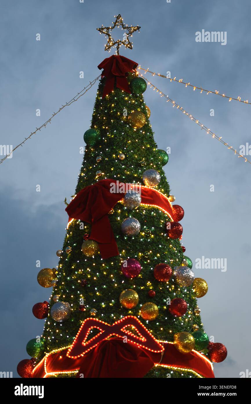 décoration d'arbre de noël sur la place de la ville Banque D'Images