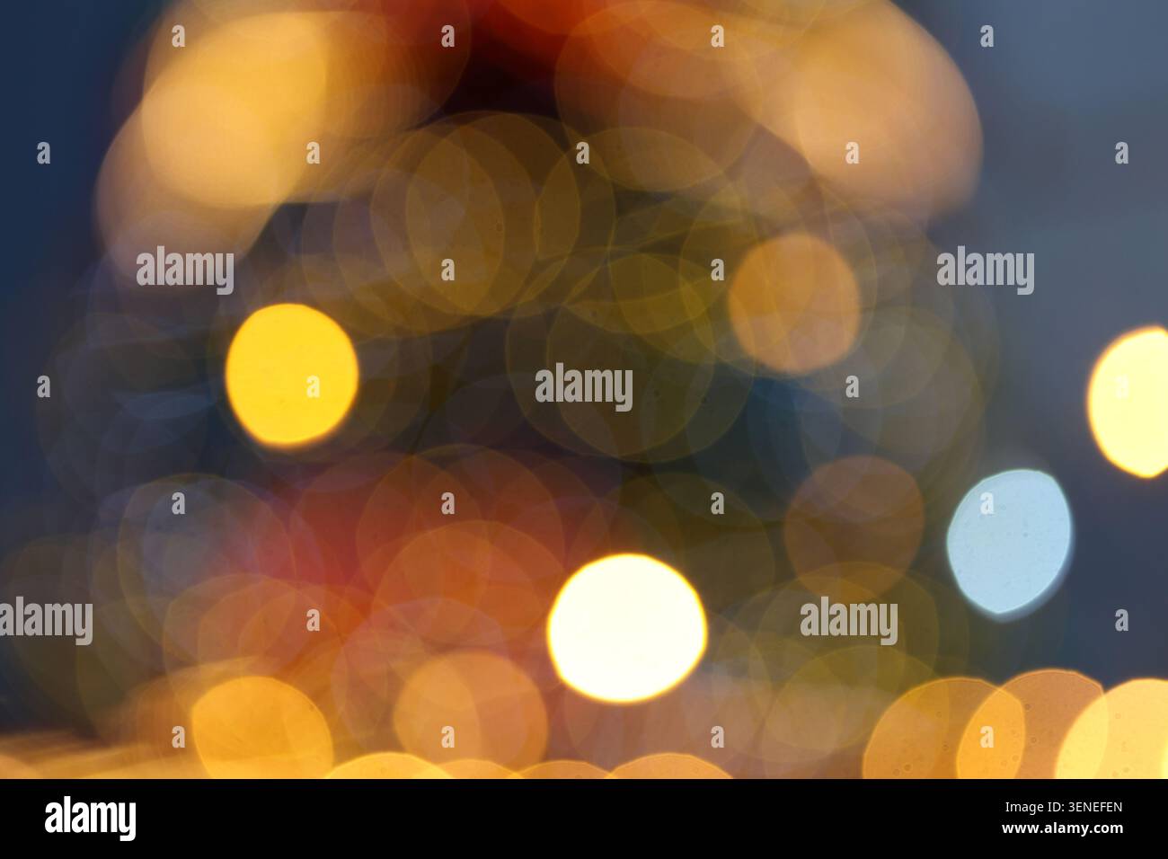 Sapin de Noël illuminé flou ou flou qui brille la nuit Banque D'Images