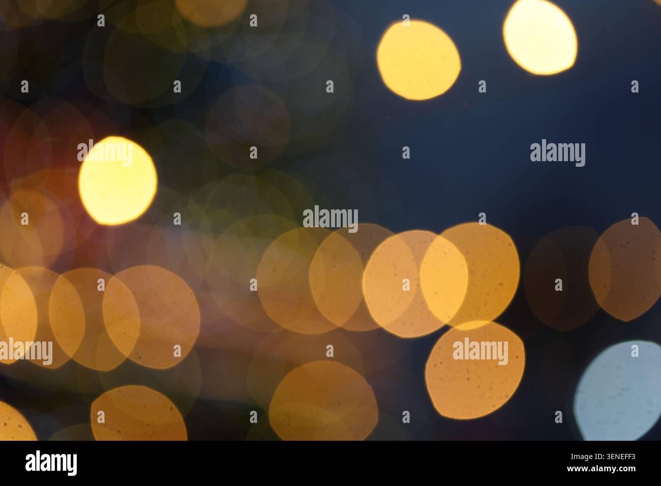 Sapin de Noël illuminé flou ou flou qui brille la nuit Banque D'Images