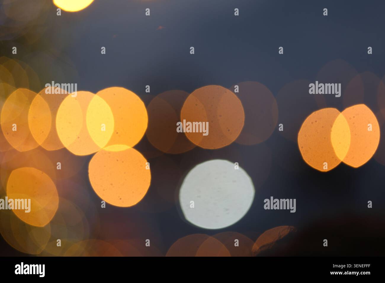 Sapin de Noël illuminé flou ou flou qui brille la nuit Banque D'Images