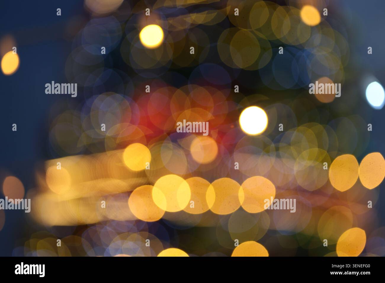 Sapin de Noël illuminé flou ou flou qui brille la nuit Banque D'Images