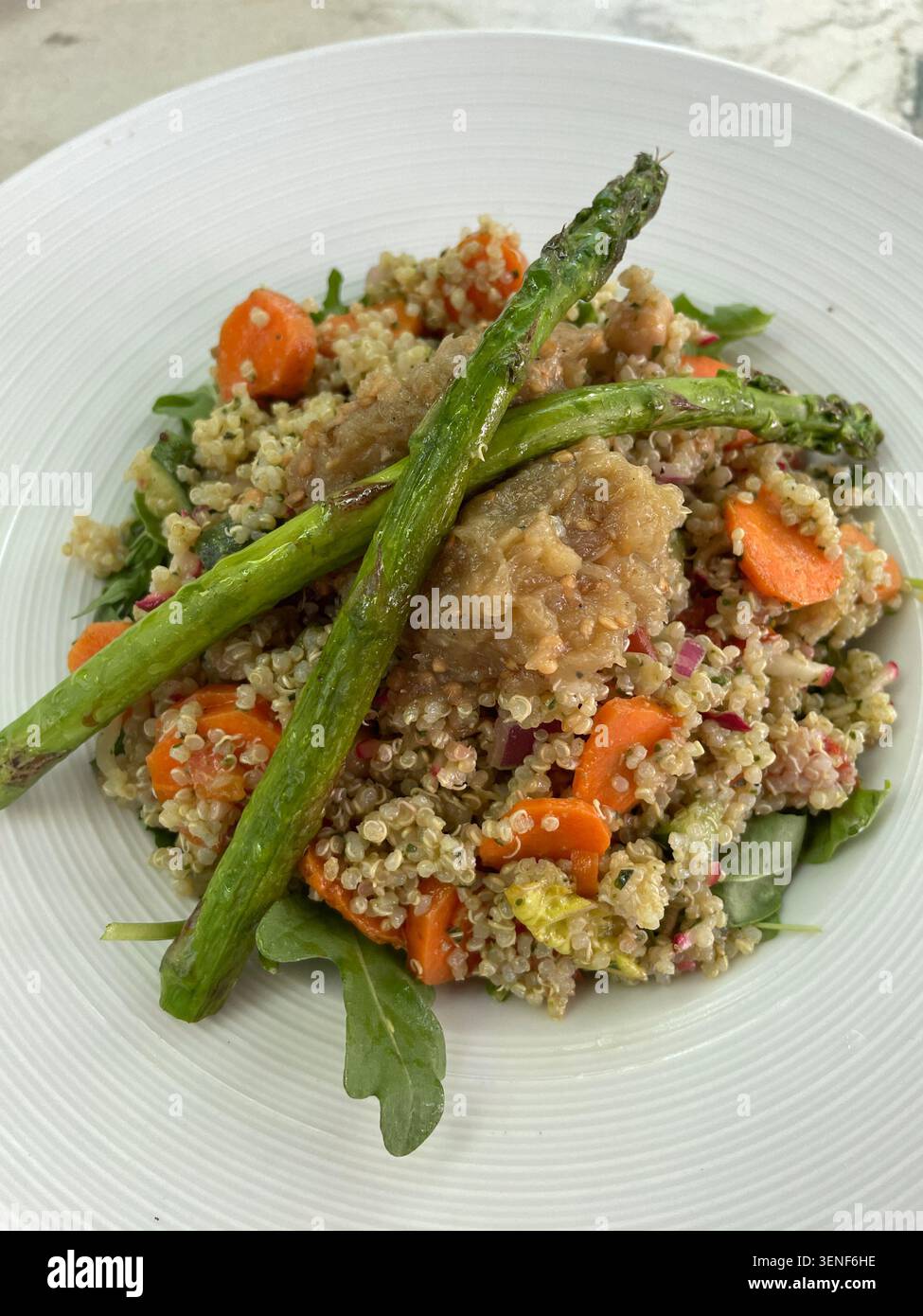 Gros plan de la salade de quinoa bio gourmet, dîner en plein air au BP Cafe du restaurant Bryant Park Grill, Summertime, Bryant Park, NYC, États-Unis, 2026 - Image de stock capturée avec un smartphone