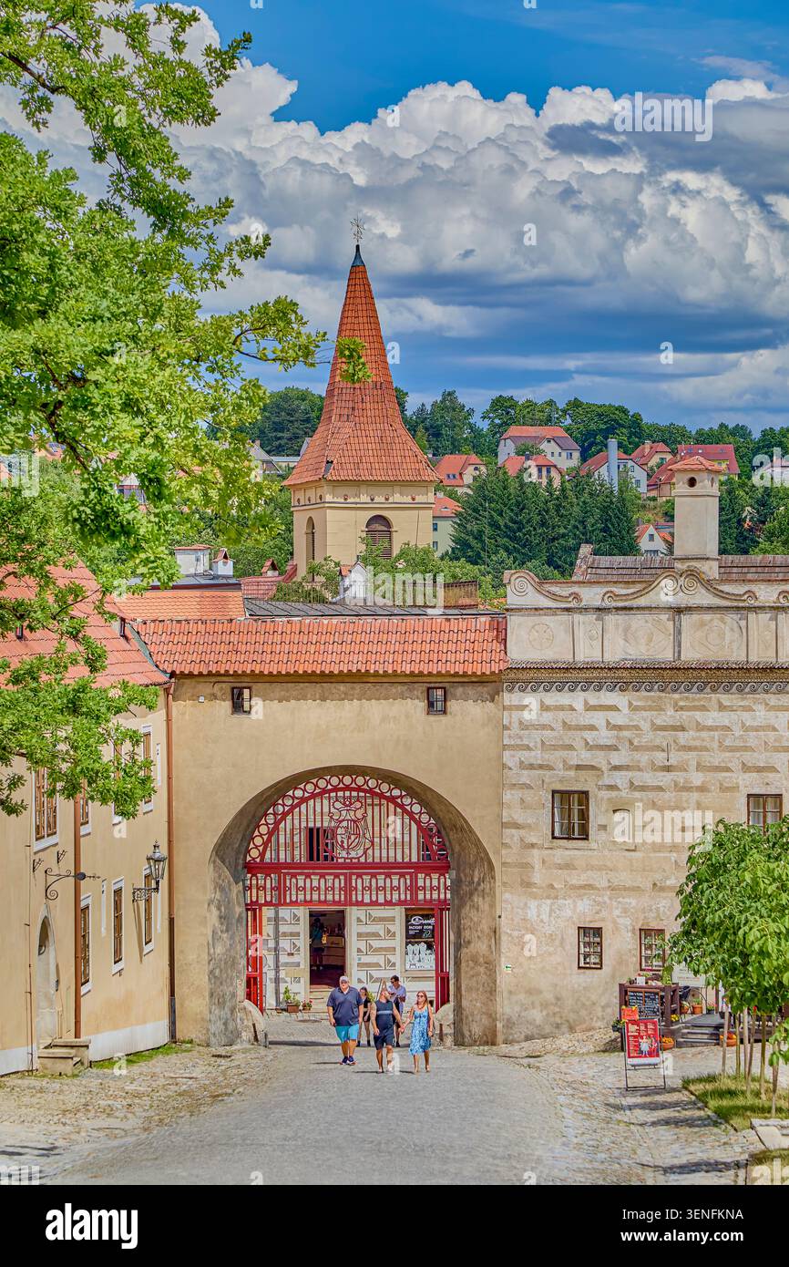 L'entrée principale dans la cour du château de Český Krumlov du côté de la ville, rue Latran, il y a une porte en bois appelée la porte Rouge Banque D'Images