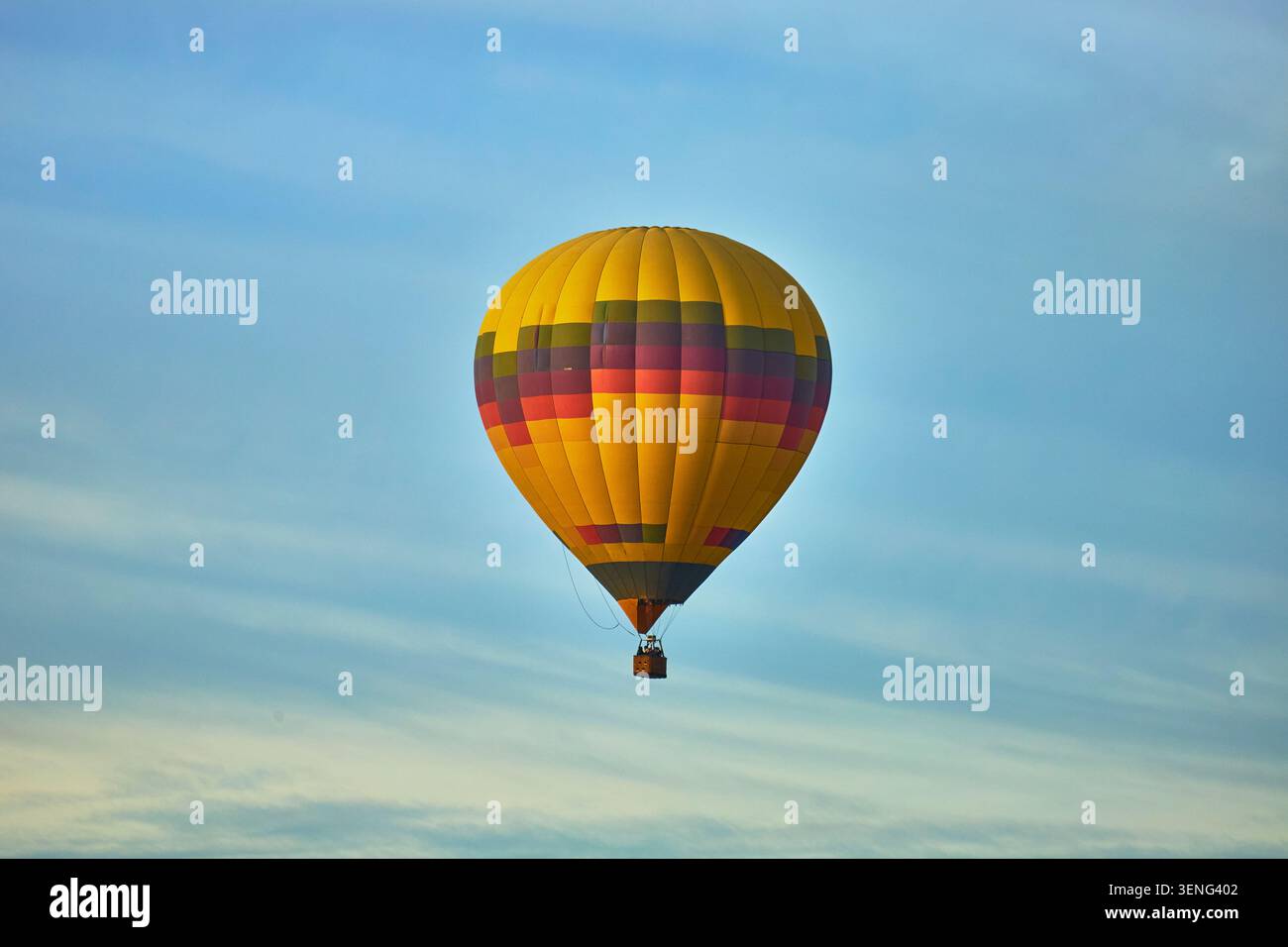 Ballon à air chaud flottant dans Clear Blue Sky Adventure Travel concept Banque D'Images