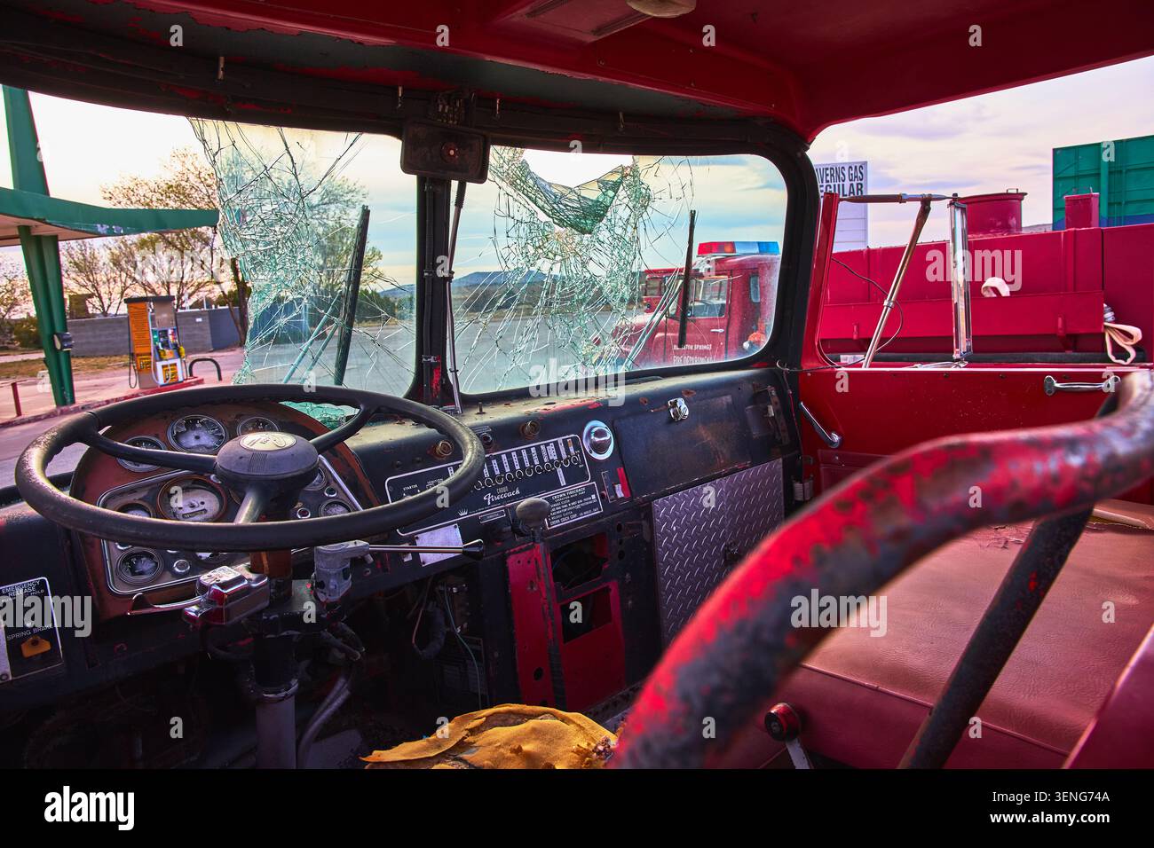 Pare-brise cassé et tableau de bord vintage dans l'intérieur de camion de pompiers abandonné Arizona Banque D'Images