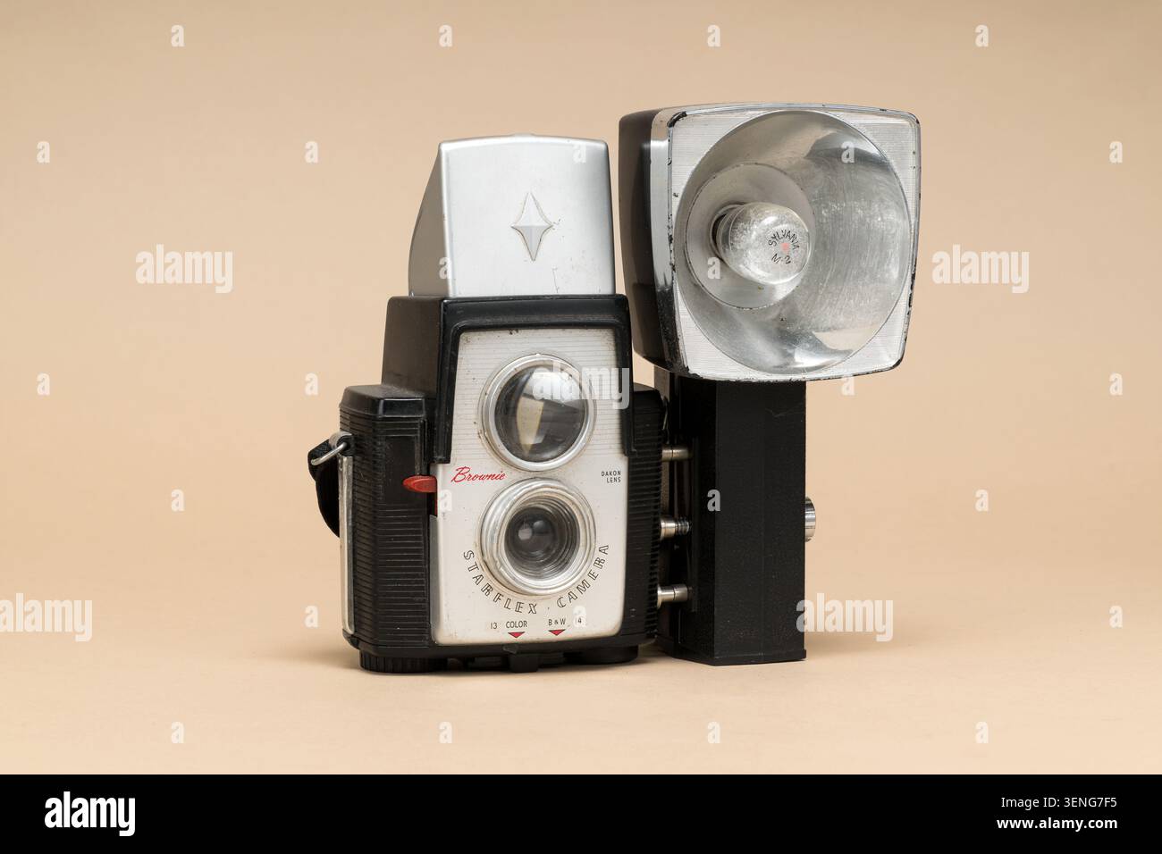 Pavie, Lombardie, Italie - 27 décembre 2024 : Kodak Brownie Starflex 1957 avec flash Sylvania M2 sur fond beige. Objectif double, objectif Dakon, 127 R Banque D'Images