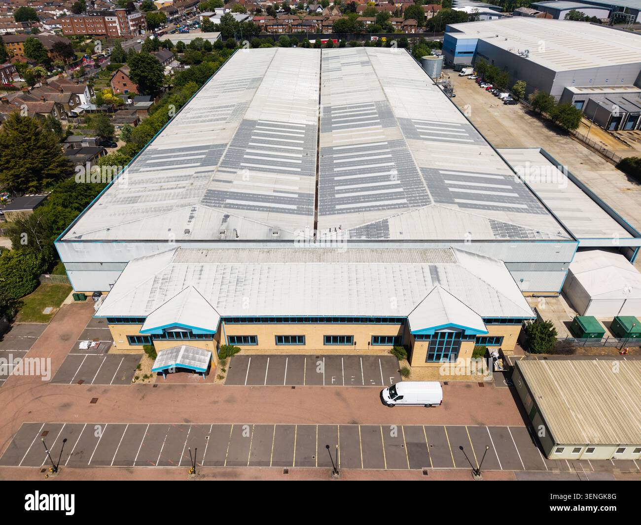Photo drone aérienne du studio de cinéma OMA One à Enfield, Londres, montrant les installations de production modernes et le complexe de studios vu d'en haut. Banque D'Images