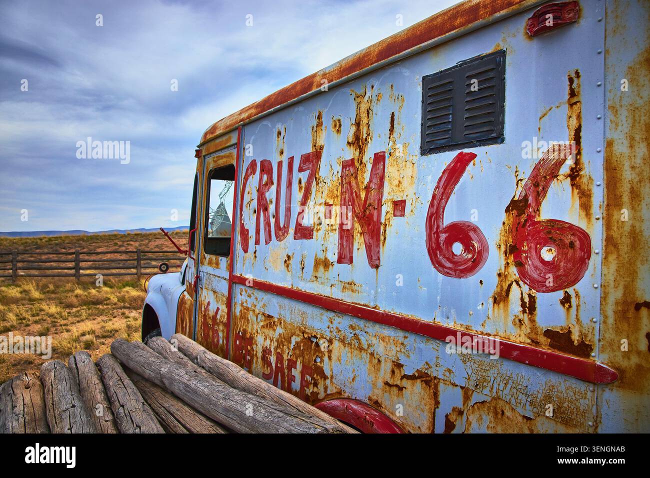Camion rustique route 66 avec signalisation vintage et paysage du désert Arizona Banque D'Images