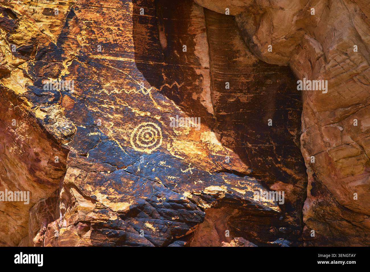 Pétroglyphes antiques sur la face rocheuse ensoleillée dans Gold Butte National Monument Banque D'Images