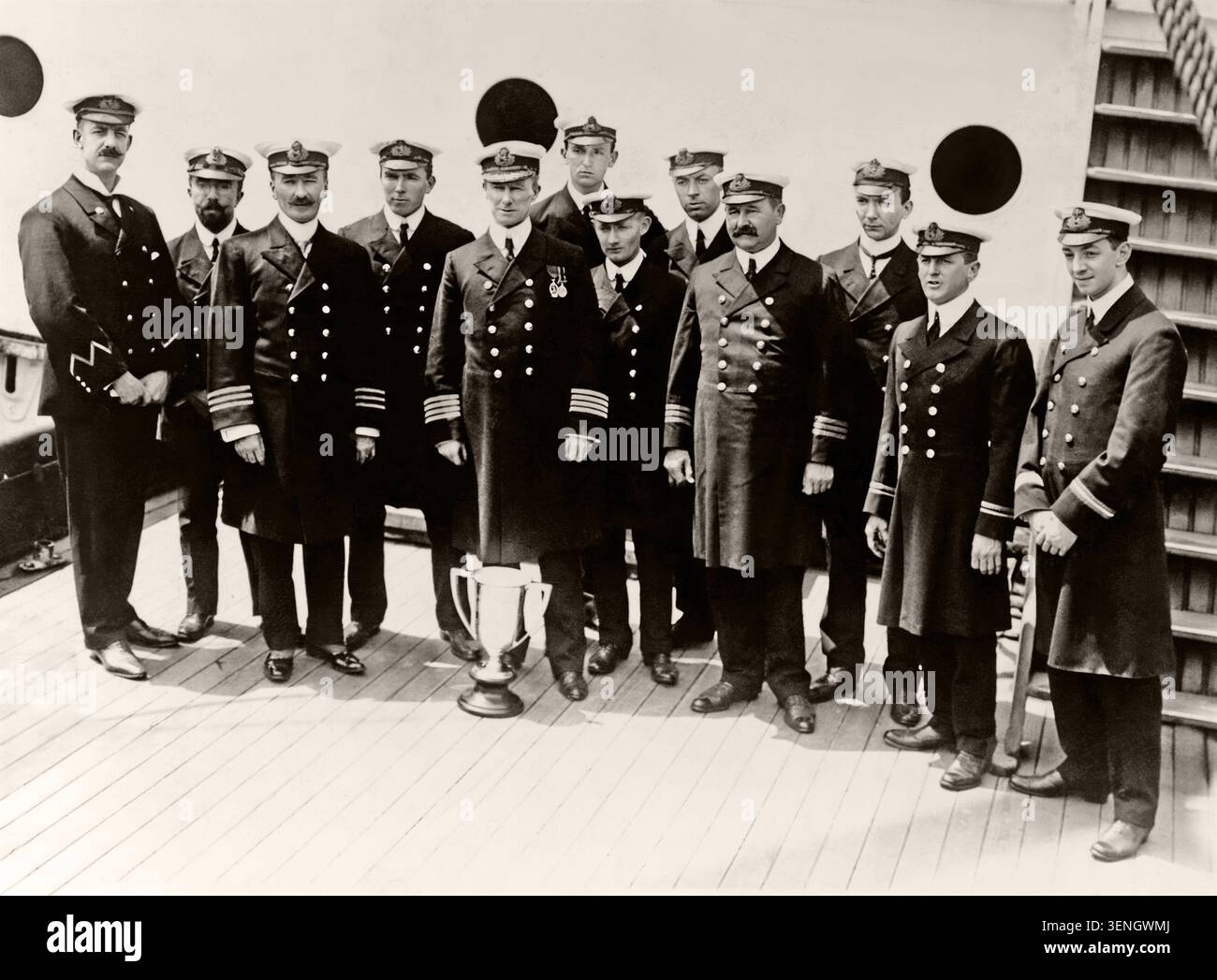 Le capitaine Arthur Henry Rostron et les sous-officiers du RMS Carpathia, photographiés le 29 mai 1912. Douze marins se tiennent debout sur toute la longueur sur le pont du navire tenant un trophée, peu de temps après que la Carpathie est devenue célèbre pour avoir sauvé les survivants de la catastrophe du Titanic. Banque D'Images