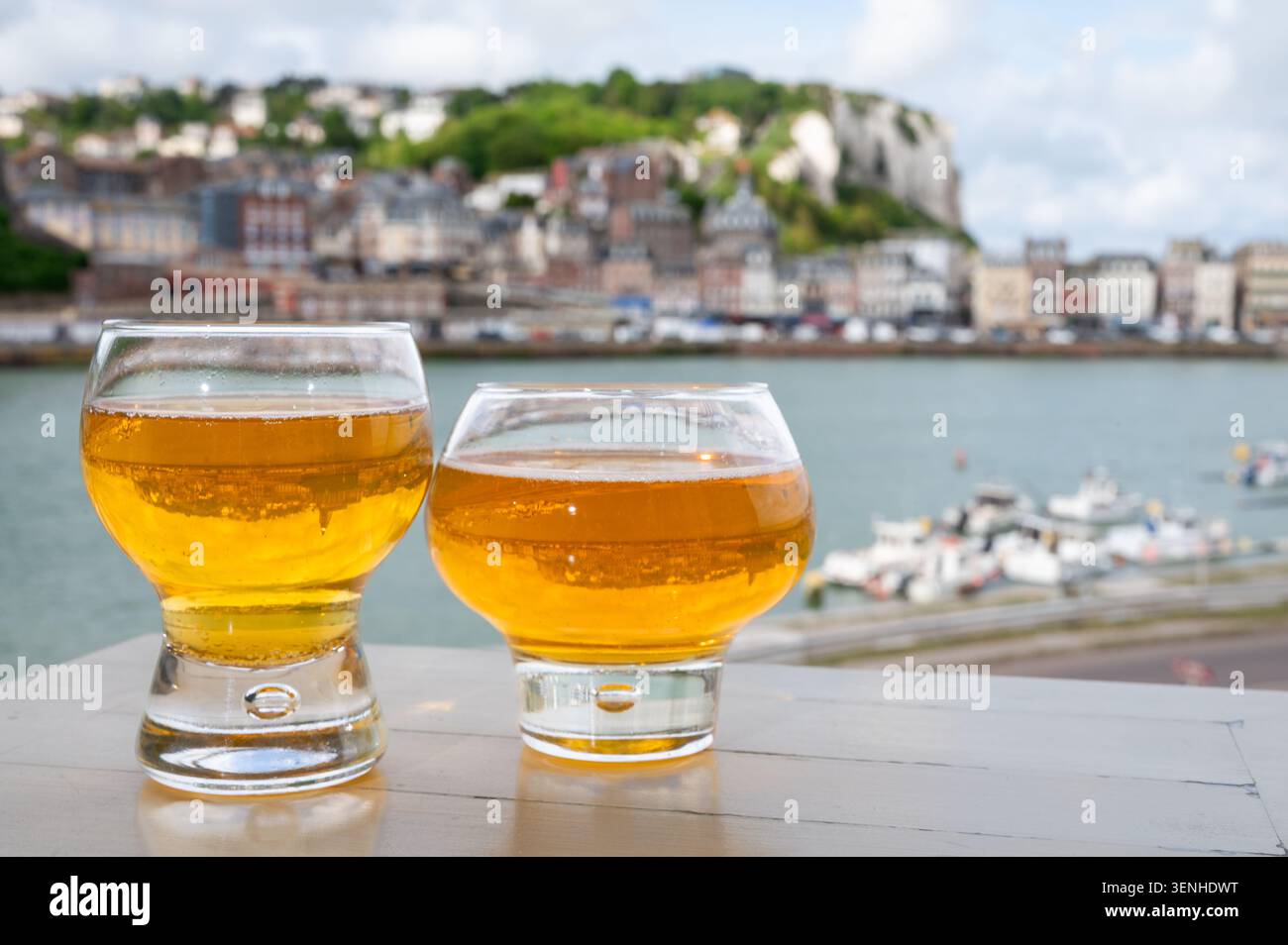 Cidre de pomme de Normandie versé avec vue sur le Tréport avec de superbes falaises de craie dorées, boisson pétillante aux pommes, goût rafraîchissant. Sur fond pictu Banque D'Images