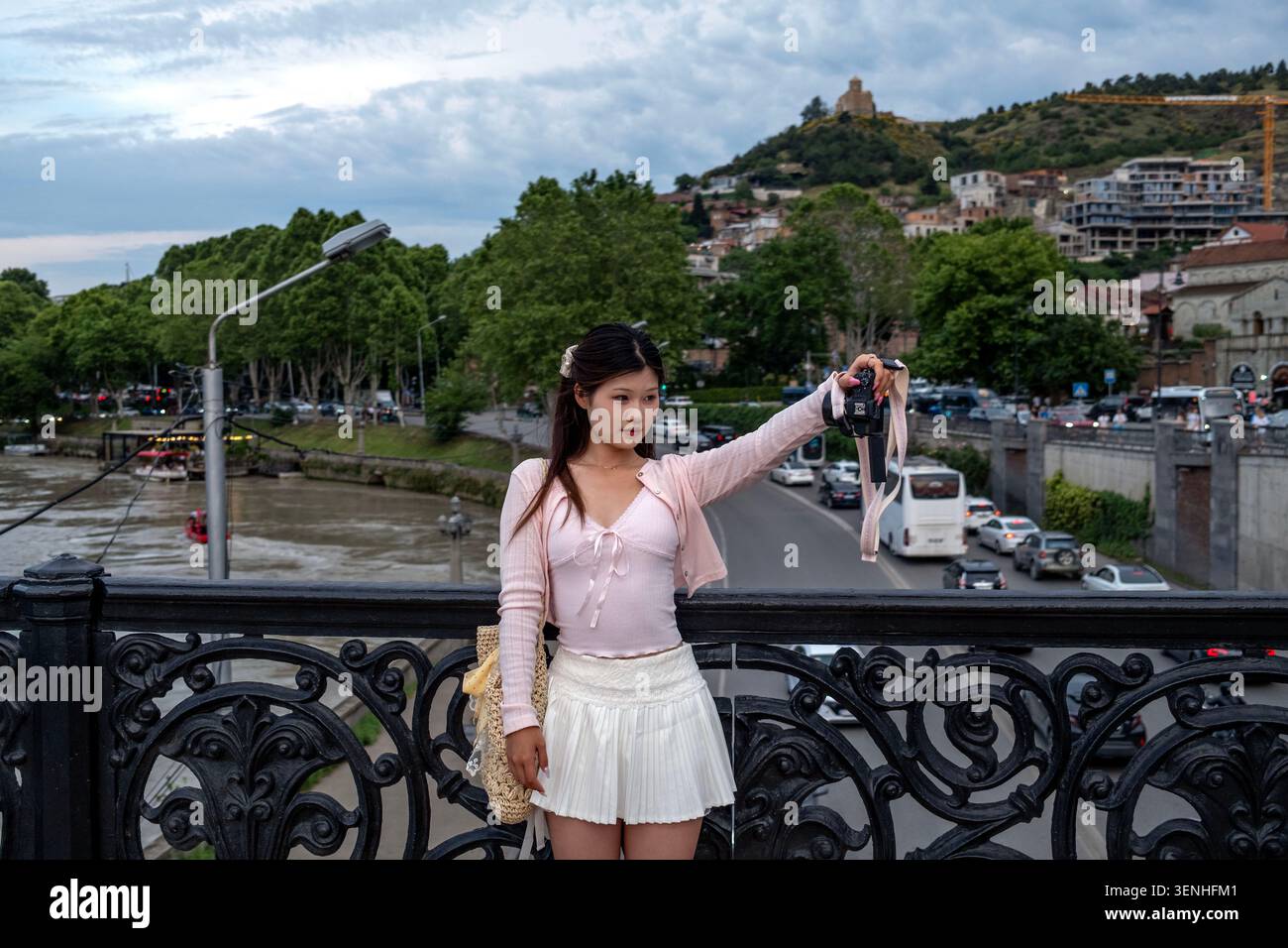 Une femme prend un selfie dans la vieille ville de Tbilissi en Géorgie. Banque D'Images