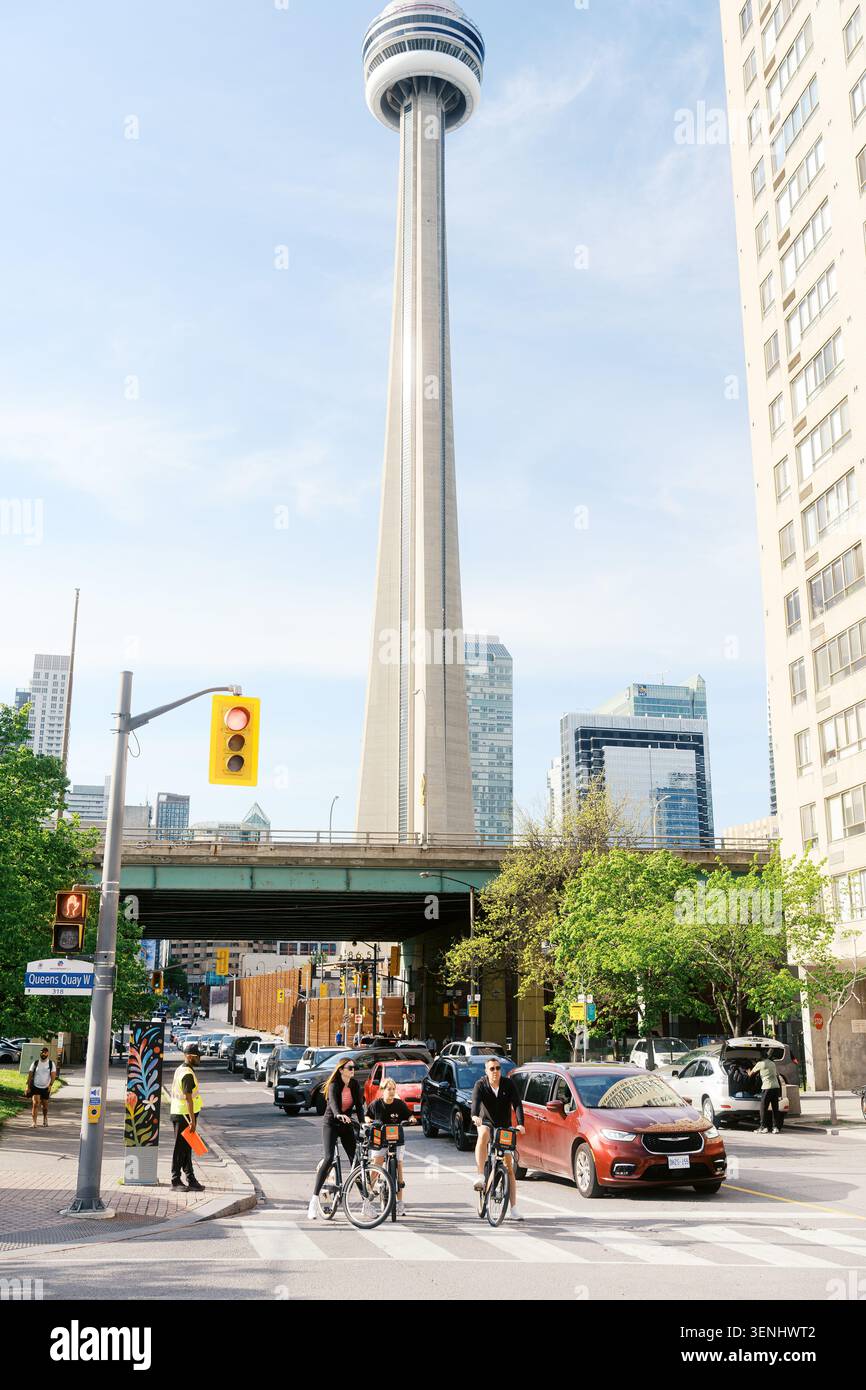 Toronto, Canada - 26 mai 2026 : scène de rue urbaine de la Tour CN avec cyclistes et voitures Banque D'Images