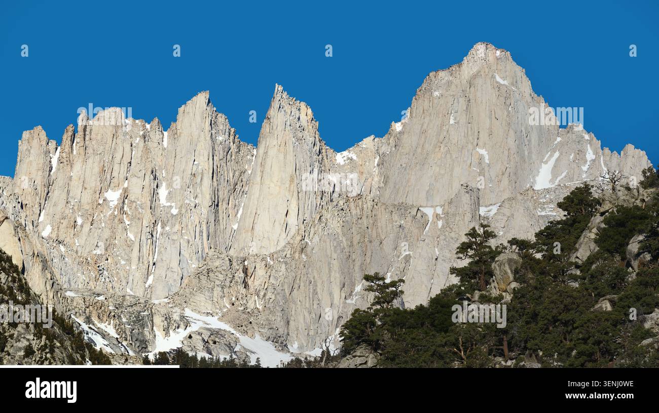 Paysage de montagne avec la face est du mont Whitney et la Keeler Needle, Day Needle, Third Needle, Pinnacle Ridge et aiguille Extra. Banque D'Images
