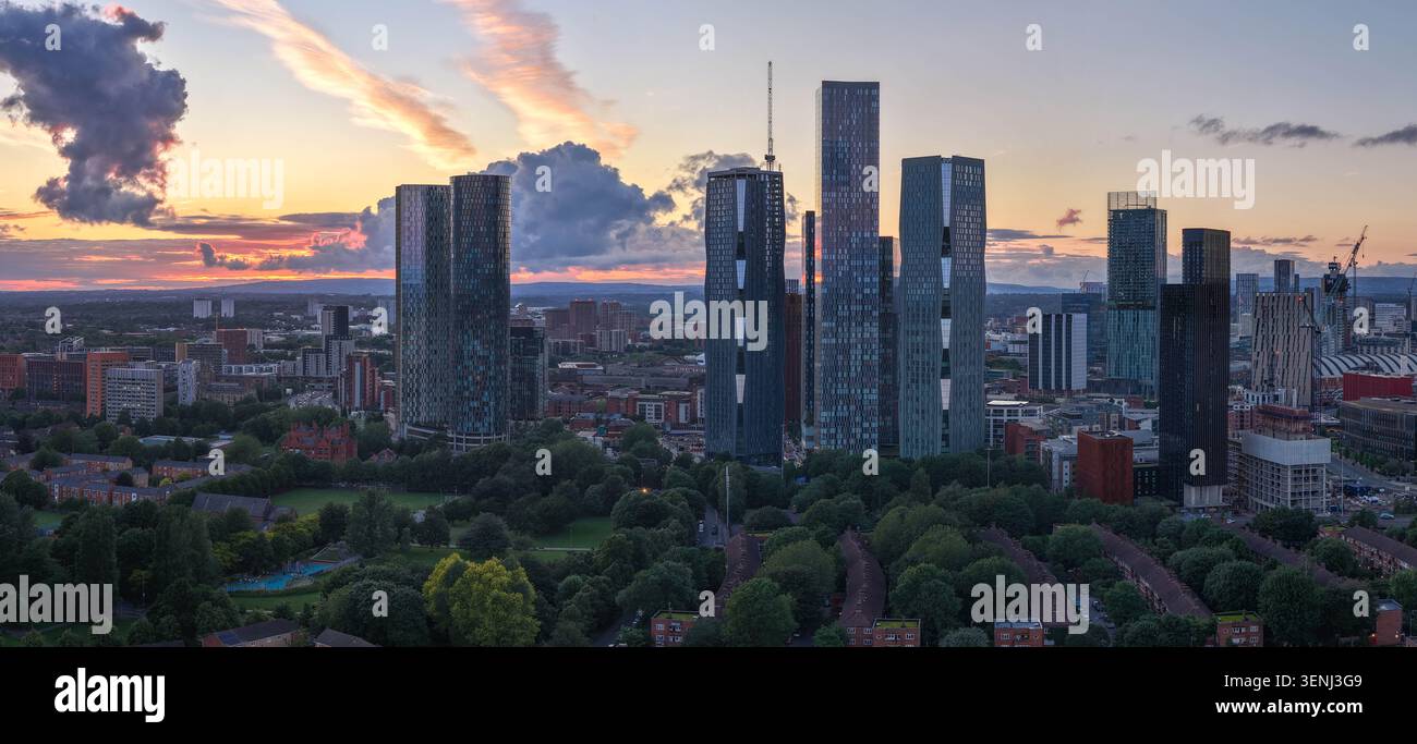Vue aérienne en soirée de l'horizon moderne de gratte-ciel à Manchester au coucher du soleil. Banque D'Images