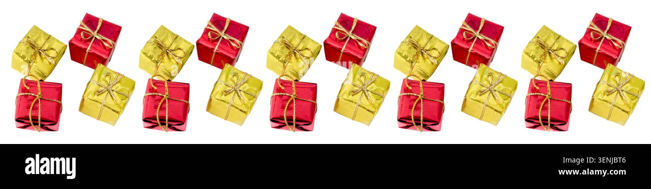 Boîtes cadeaux de Noël à motif horizontal répétitif. Bordure sans couture de Noël avec des boîtes-cadeaux rouges et dorées sur fond blanc. Banque D'Images