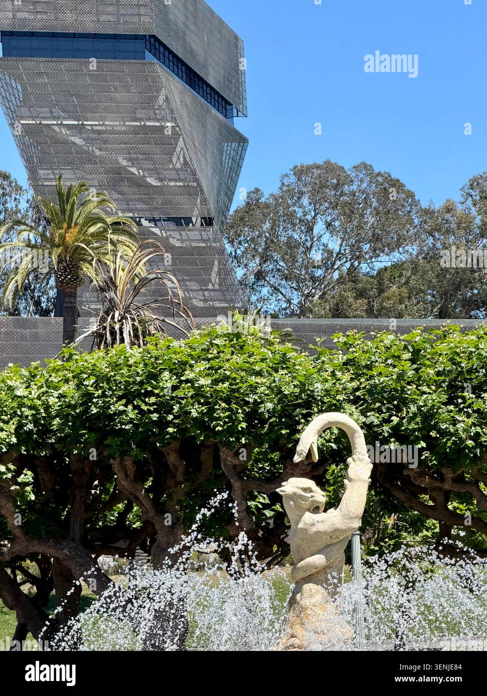 Musée de Young et sculpture de fontaine dans Golden Gate Park, San Francisco, Californie - Image de stock capturée avec un smartphone