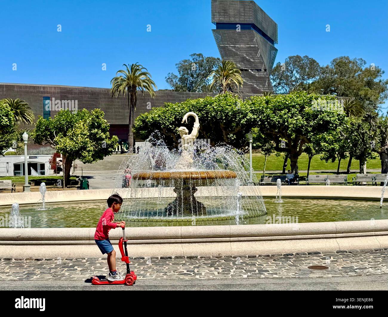 Musée de Young et sculpture de fontaine dans Golden Gate Park, San Francisco, Californie - Image de stock capturée avec un smartphone